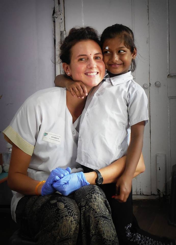 Lola du Free Spirit, infirmière, dans un dispensaire en Inde