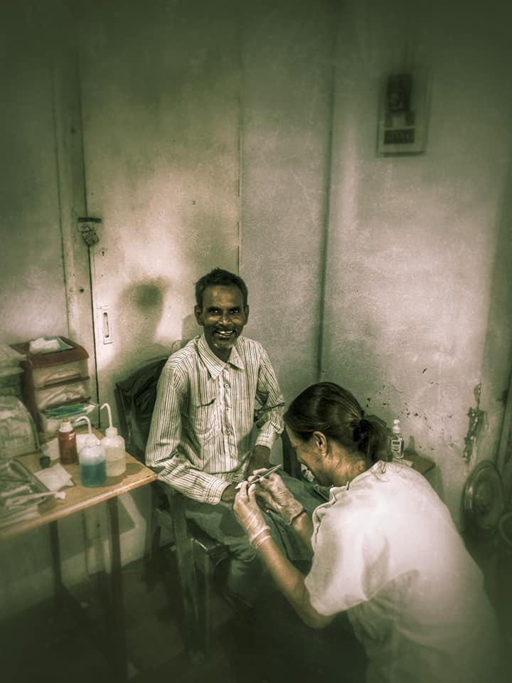 Dispensaire en Inde avec Lola infirmière du Free Spirit