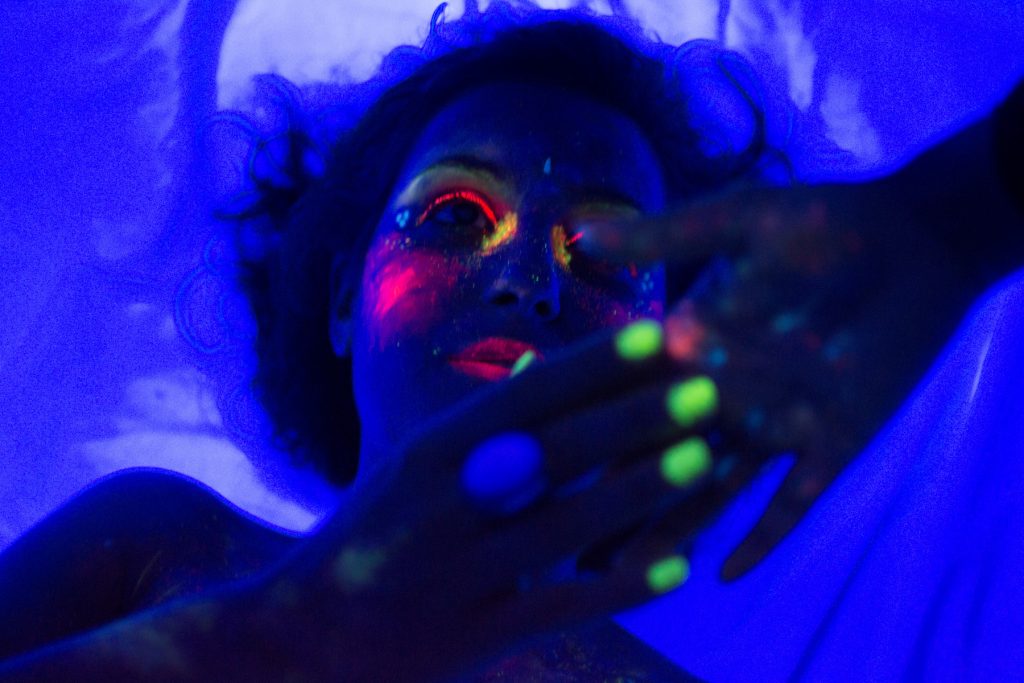 Welcome to the future séance photo de body painting en lumière noir
